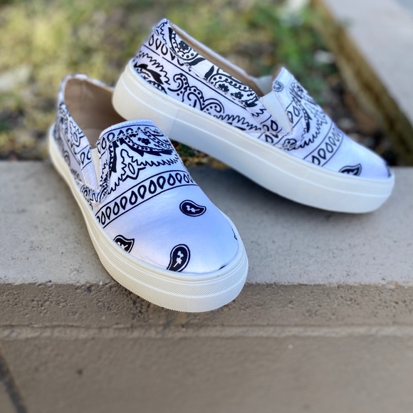 Hot White Bandana Slip On Sneakers Tennis Shoes - Picture 8 of 8